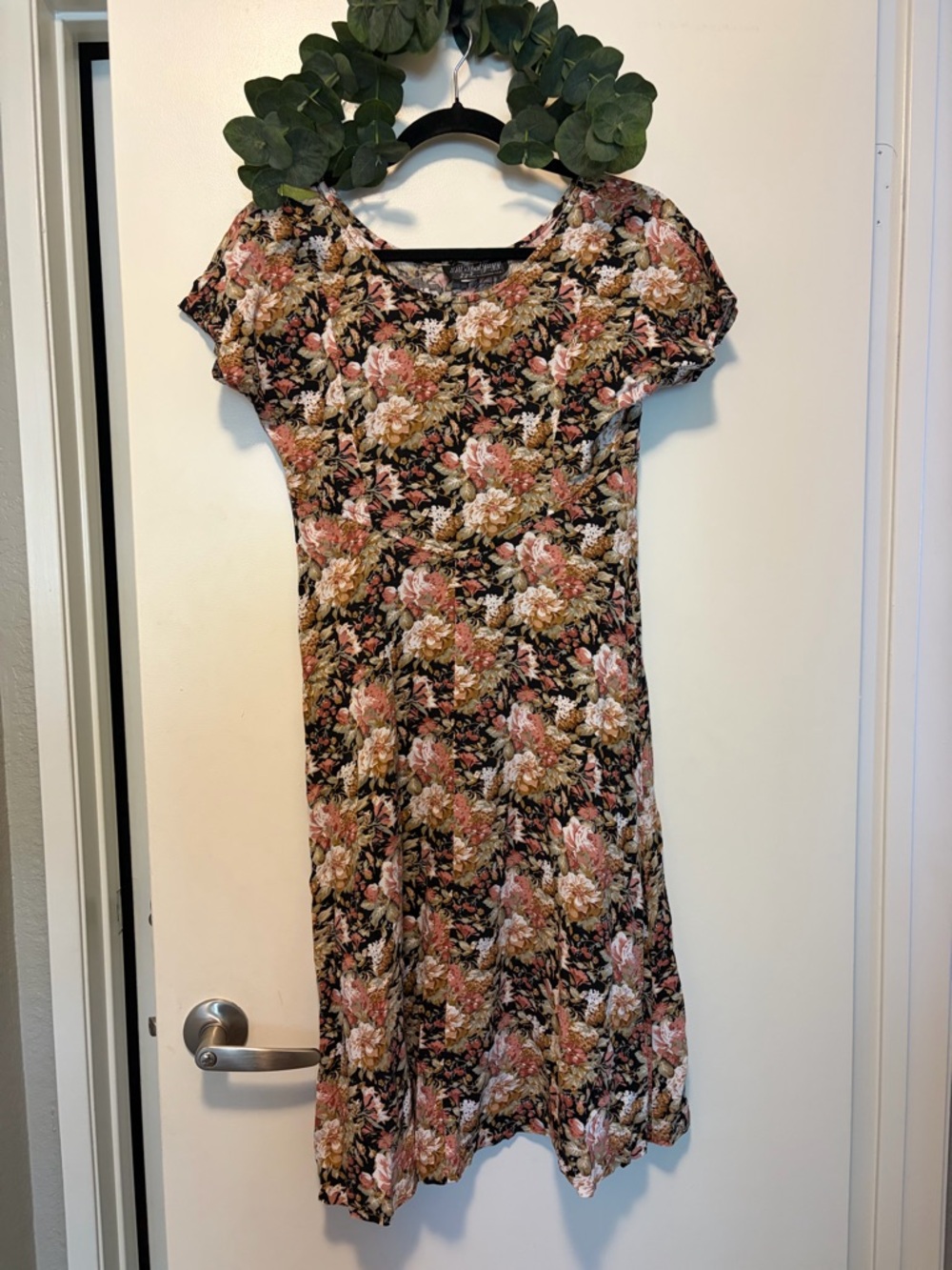 Vintage 90s Floral Scoop Neck Short Sleeve Dress in Black and Pink